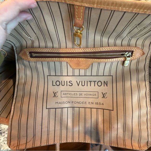 Louis Vuitton Neverfull MM Handbag - Picture 4 of 13